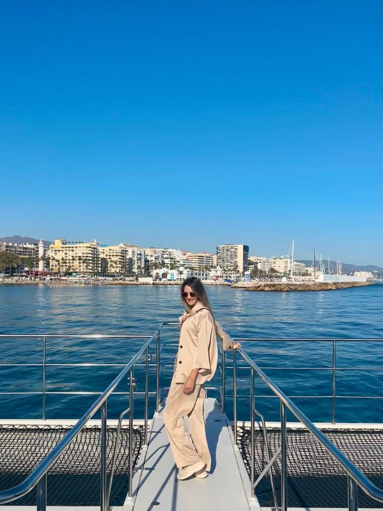 Blanca Guerrero con conjunto beige en un barco en Marbella