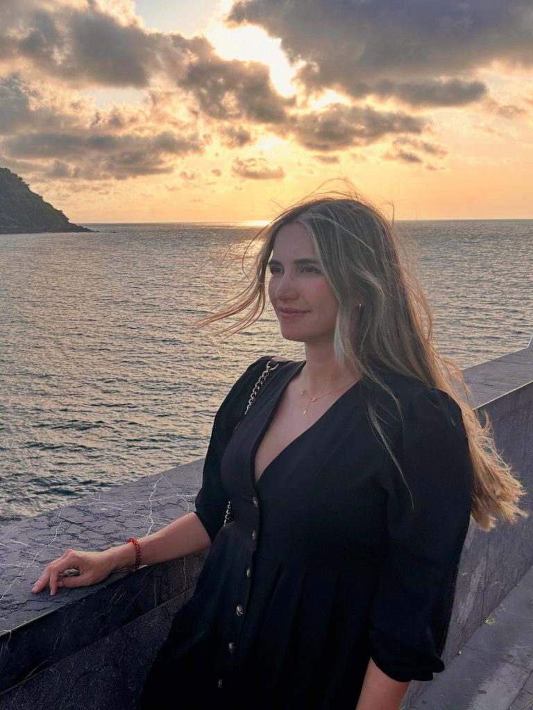 Blanca Guerrero junto al mar al atardecer en San Sebastián