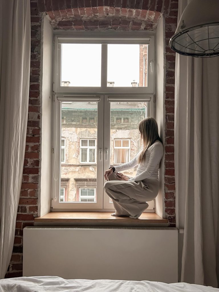 Blanca Guerrero sentada junto a una ventana en Cracovia