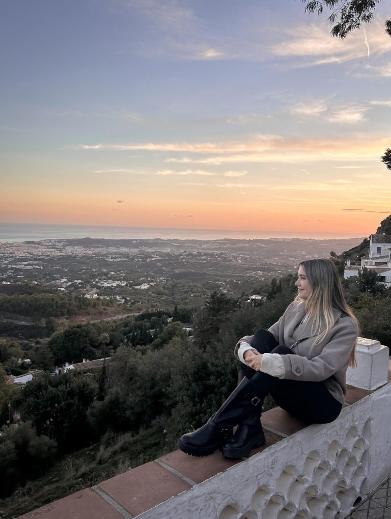 Blanca Guerrero contemplando el atardecer desde Mijas Pueblo